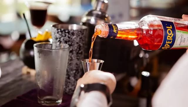 Ile zarabia barman na weselu? Odkryj ukryte koszty i stawki Ile zarabia barman na weselu? Odkryj ukryte koszty i stawki