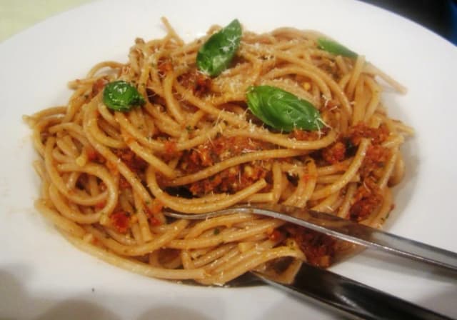 Spaghetti siciliana: prosty przepis na pyszne danie z Sycylii Spaghetti siciliana: prosty przepis na pyszne danie z Sycylii